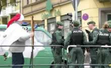 Polizistenkreuzträger &copy; Kilian Tribbeck Redaktionsservice SEO Text Translation Munich Übersetzungsservice Englisch München